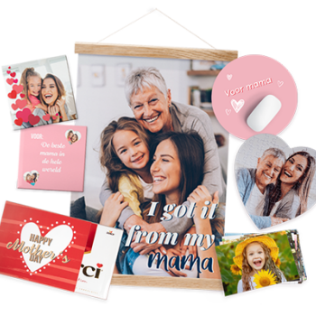 Mère heureuse avec sa fille et petite-fille souriant ensemble sur photo avec textes et cadeaux pour la fête des mères