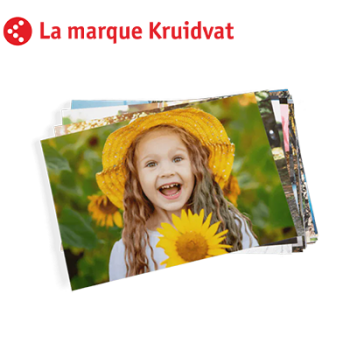 Fille souriante avec un chapeau jaune tenant un tournesol dans un champ vert