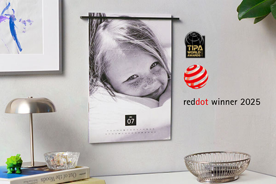 Fineline kalender met een portretfoto van een meisje in zwart-wit met het logo van Reddot en Tipa.